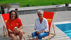 Die Klettgauer DLRG-Vorsitzende Astrid Kern (links) spricht mit unserer Mitarbeiterin Eva Baumgartner über die Notwendigkeit, das ...