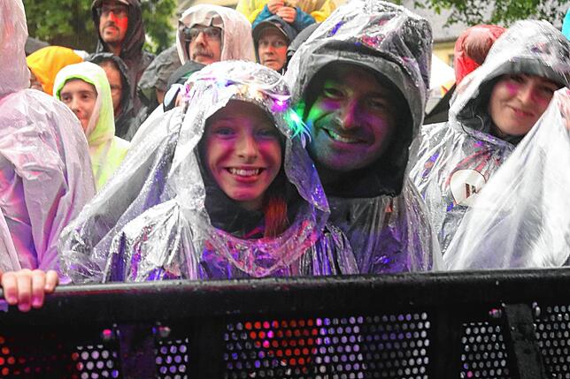 Bild 31: Regenfeste Wincent-Weiss-Fans in Salem