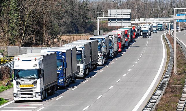 Grenze bei Weil am Rhein: An Wochenenden stauen sich die Lkw in einer langen Schlange. Wenn ein Fahrer zu spät dran ist, muss er das ...
