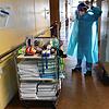 Pflegerin Ajdina Pepic zieht ihre Schutzkleidung an. Sie arbeitet auf einer der fünf Covid-Stationen im Klinikum Friedrichshafen.