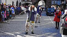 Bild : Zuschauer stehen Spalier: Maschgerelauf in der Rietstraße