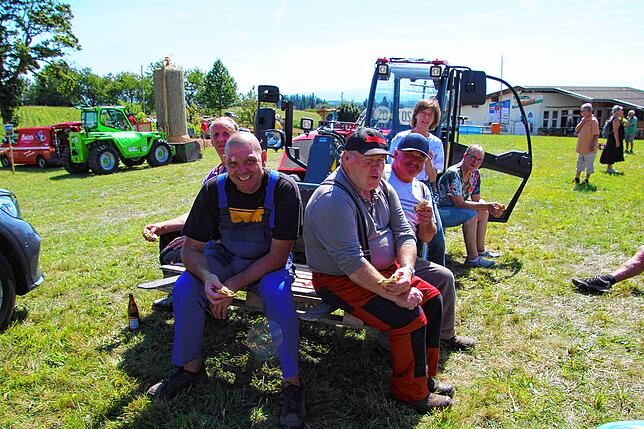 Bild 8: Aufbauarbeiten zum 11. Höchenschwander Strohskulpturen-Wettbewerb mit Bauernmarkt in Höchenschwand