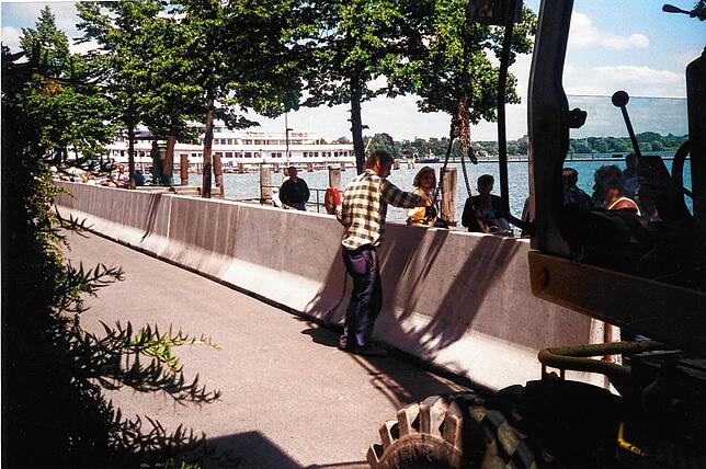 Mit einer massiven Betonwand entlang der Friedrichshafener Uferpromenade wurde die Stadt vor Überflutung geschützt.