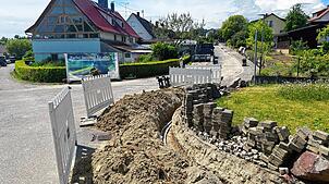 Die von der Gemeinde Immendingen beauftragte Baufirma Nibler verlegt derzeit in den Ortsteilen, wie hier in Mauenheim, die Kabel des ...