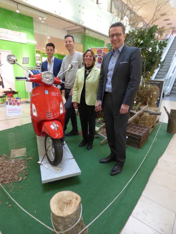 Nico Schneider, Alexander Kauderer (beide Proma), Lucie Fieber (Markdorf Marketing) und Werner Graetsch (Proma, von links) vor der ...