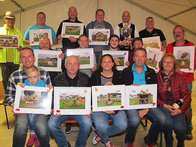 Bei der After-Strohpark-Party wurden die Strohbinder mit Erinnerungsbildern ihrer Kunstwerke geehrt. Das Bild zeigt die Vertreter der ...