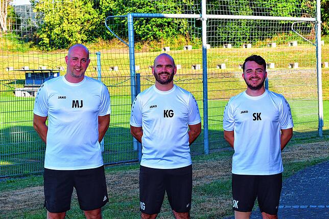 Arbeit fürs Trainerteam: Beim FC Erzingen kümmert sich Trainer Klaus Gallmann (Mitte) mit den Co-Trainern Michael Jauch (links) und ...