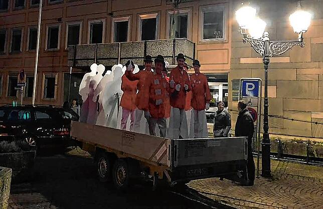 Beim Einbruch der Dämmerung schlichen sich zwei Männer des Vermessungstrupps an das Rathaus heran.