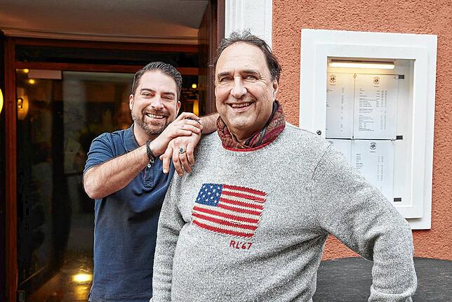 Hubertus Reiber (rechts) und sein Sohn Max betreiben seit Anfang März den Guten Hirten in der Zollernstraße.
