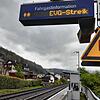 Die Anzeige am Bahnhaltepunkt Schwörstadt weist bereits am Vortag auf den Warnstreik am Freitagmorgen, 21. April 2023, hin.