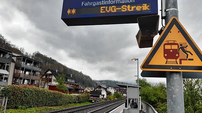 Die Anzeige am Bahnhaltepunkt Schwörstadt weist bereits am Vortag auf den Warnstreik am Freitagmorgen, 21. April 2023, hin.