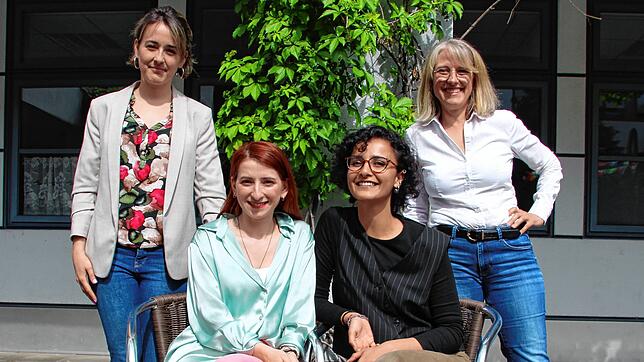 Solidarität zeigen Laura Sanchez von links, Natia Diasamidze, Safiye Büsra Gemici und Regina Brütsch bei der Arbeiterwohlfahrt in Singen.