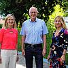 Petra Ott (Leiterin des Fachbereichs Partizipation und Integration) mit Friedhelm Niewöhner, der nun in den Ruhestand gegangen ist, und ...