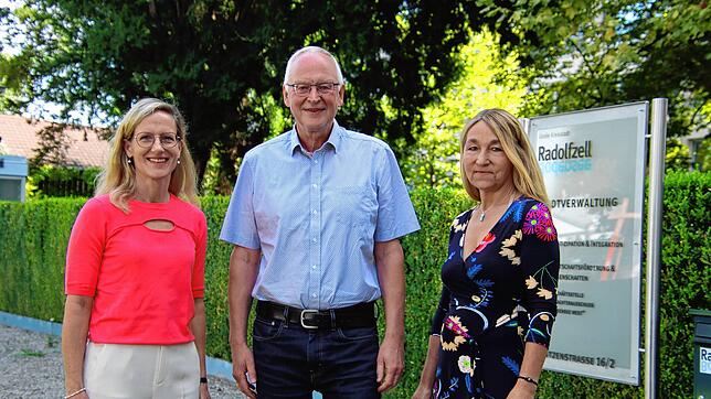 Petra Ott (Leiterin des Fachbereichs Partizipation und Integration) mit Friedhelm Niewöhner, der nun in den Ruhestand gegangen ist, und ...