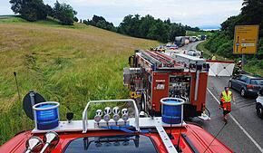 Drei Menschen wurden bei einem Verkehrsunfall auf der B31 bei Überlingen getötet, als zwei Autos zusammenstießen. Der Unfall passierte ...