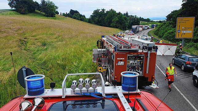 Drei Menschen wurden bei einem Verkehrsunfall auf der B31 bei Überlingen getötet, als zwei Autos zusammenstießen. Der Unfall passierte ...