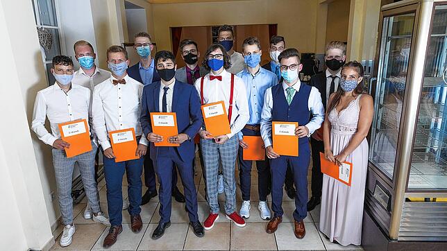 Die Preisträger (hintere Reihe, von links): Dominik Harsch, Hüfingen (1,4), Viktor Gontscharuk, Hüfingen (2,0), Tim Dorer, Bräunlingen ...