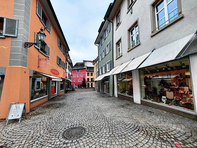 Menschenleere Fußgängerzone in Bad Säckingen zur Mittagszeit.