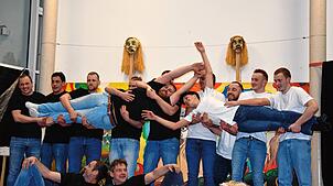 Das Männerballett begeistert die Zuscjauer am Bunten Abend. Die älteren und jüngeren Tänzer sind erst getrennt und später zusammen auf ...