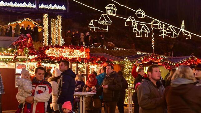 Die Kulisse auf dem Triberger Weihnachtszauber sorgt für emotionale Eindrücke bei den Besuchern. Die Künstler leisten darüber hinaus ...
