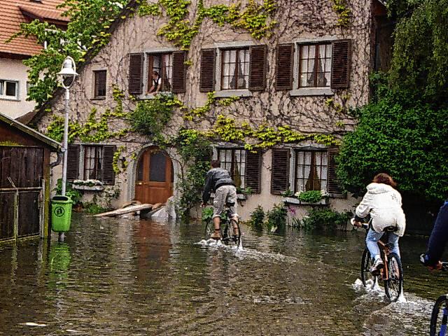 Wassertreten mit dem Fahrrad. Eine Szene vom Schänzle im Jahr 1999.