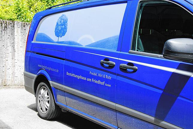 Bild 2: Azubis in der Region: Bodyguard der Toten &ndash; Mareike Maier-Cristea wird Bestatterin