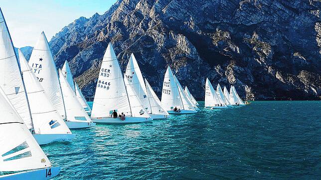Das Teilnehmerfeld der Europameisterschaft der Starbootsegler im italienischen Riva am Gardasee auf der Startlinie. Mit dabei war der ...