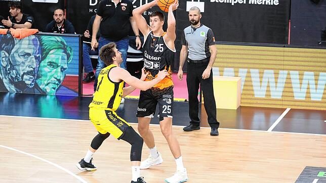 Jacob Knauf (am Ball) steht nach seiner Verletzung wieder im Kader der Wiha Panthers Schwenningen, die am Sonntag bei den Artland ...