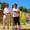 Tengens Bürgermeister Selcuk Gök und Ortsvorsteherin Gabi Leichenauer eröffnen in Tengen-Wiechs den sechsten Spielplatz der Stadt.
