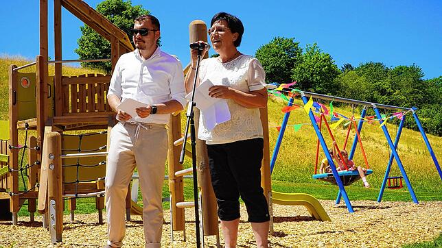 Tengens Bürgermeister Selcuk Gök und Ortsvorsteherin Gabi Leichenauer eröffnen in Tengen-Wiechs den sechsten Spielplatz der Stadt.