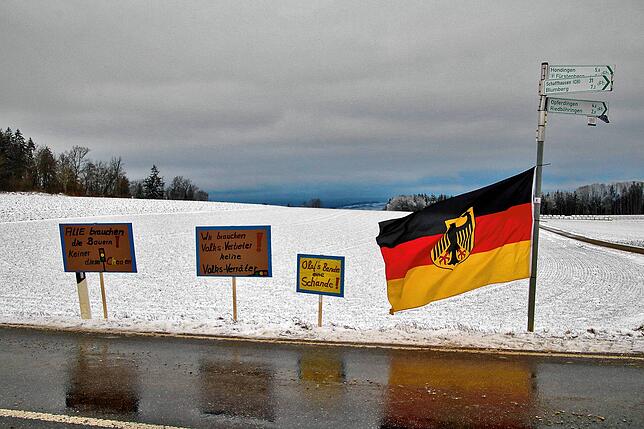 Protestschilder säumen die Straße von der B27 nach Fürstenberg – allerdings auch mit fragwürdigen Sprüchen wie „Wir brauchen ...