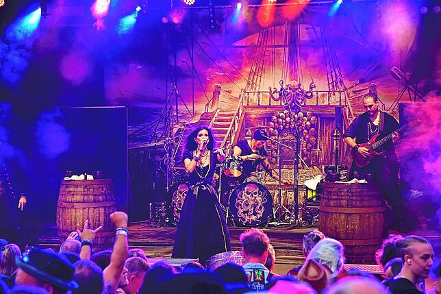 Neben harten Klängen sind die Bühnenshows und Kulissen mancher Bands aufwändig und grandios.