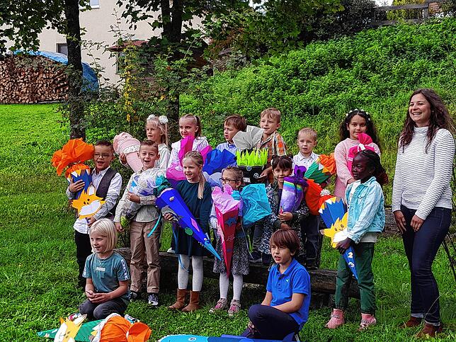 Die 14 Erstklässler 2024 der Grundschule Kirchen-Hausen mit ihrer Lehrerin Nikola Maier.