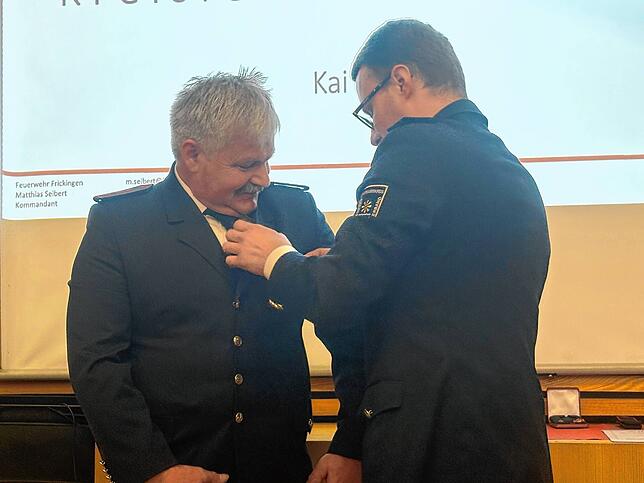 Gerätewart Martin Barth (links) erhielt von Kai Kreuzer das Ehrenzeichen in Bronze vom Land sowie ein Ehrenzeichen vom ...