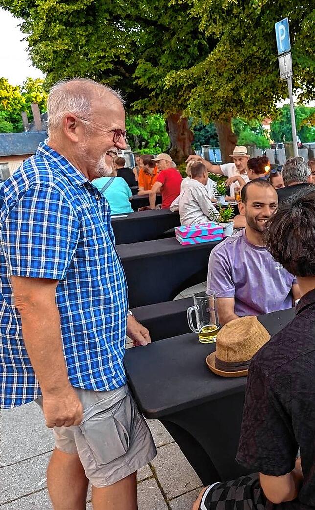 Integrationshelfer Klaus Berblinger im Gespräch mit Geflüchteten. Der pensionierte Realschullehrer ist seit 2015 im Arbeitskreis Asyl aktiv.