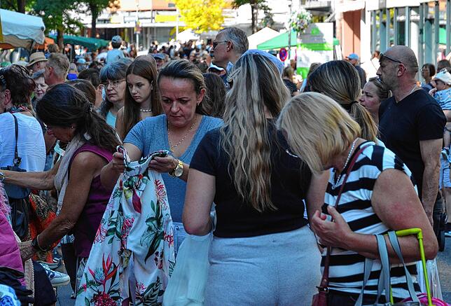 Bild 24: Reges Treiben auf dem Flohmarkt in Markdorf