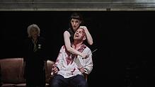 Iphigenie (Amanda Majeski) und Orest (Jarrett Ott) wollen die Spirale der Gewalt durchbrechen. Gelingt es ihnen?