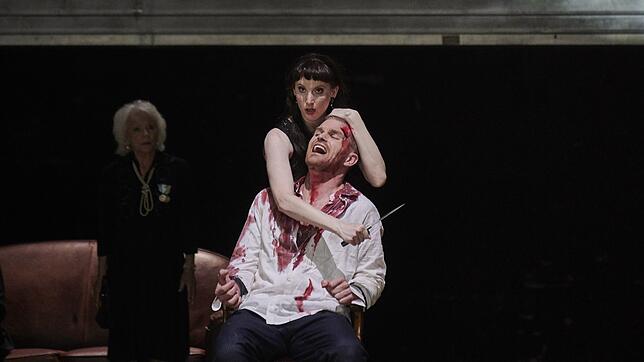 Iphigenie (Amanda Majeski) und Orest (Jarrett Ott) wollen die Spirale der Gewalt durchbrechen. Gelingt es ihnen?
