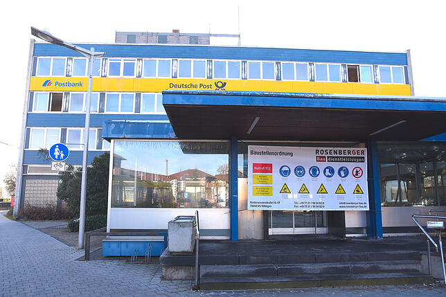 Im Inneren wird bereits gewerkelt: Die gelben Schilder weisen noch auf die Postfiliale hin, die hier viele Jahre ihren Hauptsitz hatte. ...