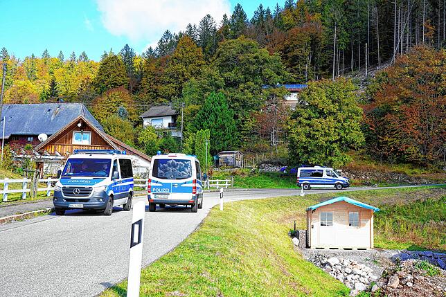 Mehrere Polizeikastenwägen sind in dem kleinen Schwarzwaldort Ibach unterwegs.