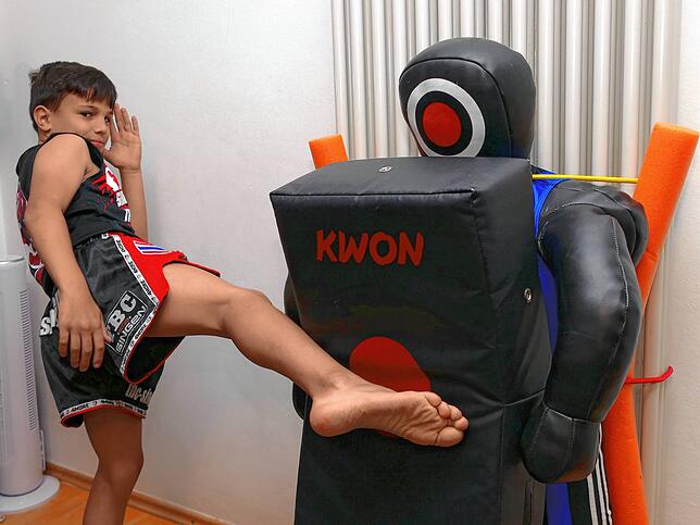 Ernes Kurti zeigt seine kraftvollen und schnellen Kicks an der Trainingspuppe. Bild: Sandra Bossenmaier