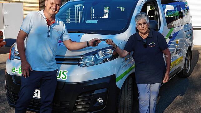 Bürgermeister Adrian Schmidle und Monika Duttlinger bei der Schlüsselübergabe für den neuen Bürgerbus. Archivbild: Reinhard Herbrig