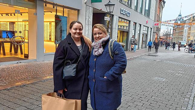 Jasmin (links) und Monika Schnegg aus dem Aargau sind in Konstanz zu einem besonderen Anlass unterwegs: Jasmin Schnegg möchte hier ihr ...