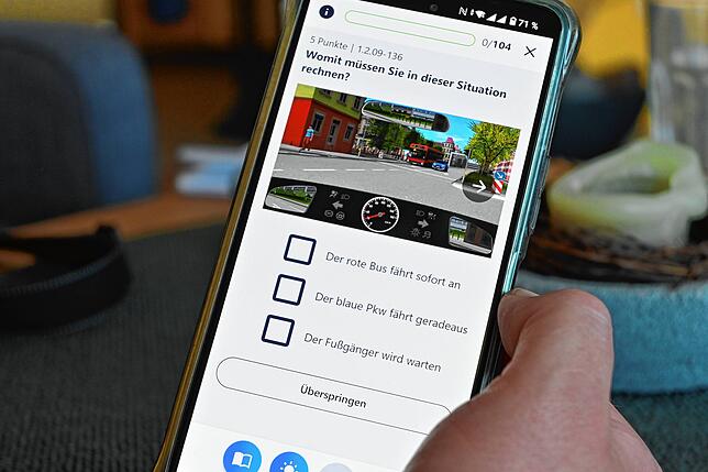 Fahrschüler bereiten sich mithilfe eines Online-Lernprogramms auf die Theorieprüfung vor.
