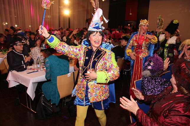 Kölle Alaaf – die Jungfere gehen fremd, wollen zum Kölner Karneval. Auf den Spuren des „Trömmelche“ Prinz, Jungfrau ...