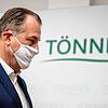 Archivbild: Clemens Tönnies, geschäftsführender Gesellschafter bei Deutschlands größtem Schlachtbetrieb Tönnies, trägt bei einer ...