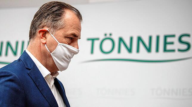 Archivbild: Clemens Tönnies, geschäftsführender Gesellschafter bei Deutschlands größtem Schlachtbetrieb Tönnies, trägt bei einer ...