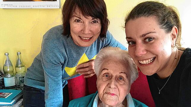 Petra Elze (links), hier mit Tochter Lea (rechts), ist froh, dass sie für ihre Tante Annemarie Elze einen Ort gefunden hat, an dem diese ...