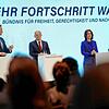 Christian Lindner, Olaf Scholz, Annalena Baerbock und Robert Habeck stellen den gemeinsamen Koalitionsvertrag der Ampel-Parteien von ...