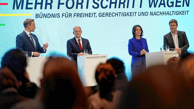 Christian Lindner, Olaf Scholz, Annalena Baerbock und Robert Habeck stellen den gemeinsamen Koalitionsvertrag der Ampel-Parteien von ...